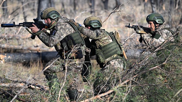 Soldaten einer russischen Luftlandeeinheit bei einer Übung.