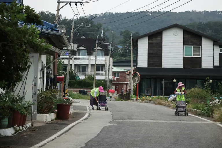 2023-12-12T230249Z-891341370-RC2B73AL3WMR-RTRMADP-3-SOUTHKOREA-AGEING-BASEBALL