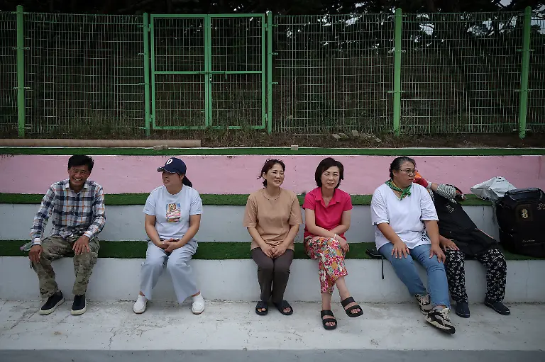 2023-12-12T230307Z-36670276-RC2783A6CSIC-RTRMADP-3-SOUTHKOREA-AGEING-BASEBALL