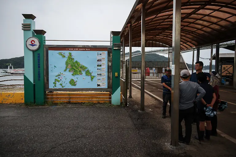 2023-12-12T230305Z-1918398185-RC2D73ATKARM-RTRMADP-3-SOUTHKOREA-AGEING-BASEBALL