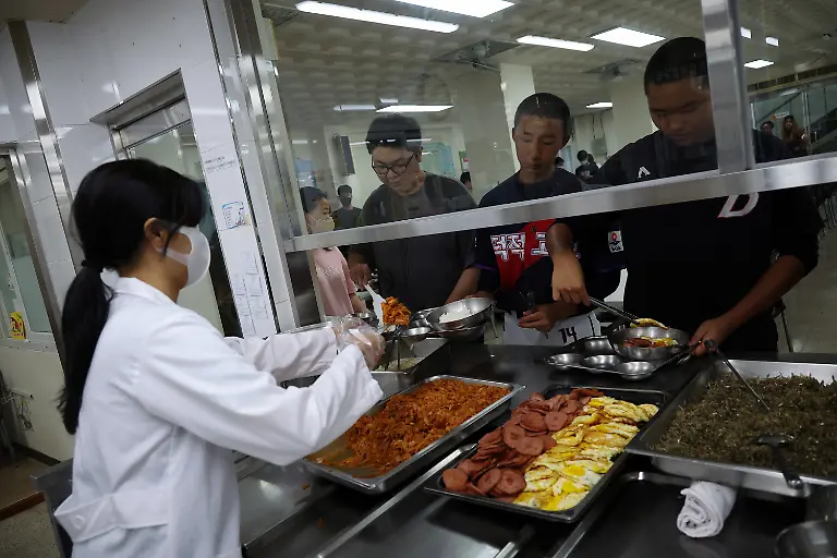 2023-12-12T230302Z-1120705901-RC2R63AOMX8U-RTRMADP-3-SOUTHKOREA-AGEING-BASEBALL