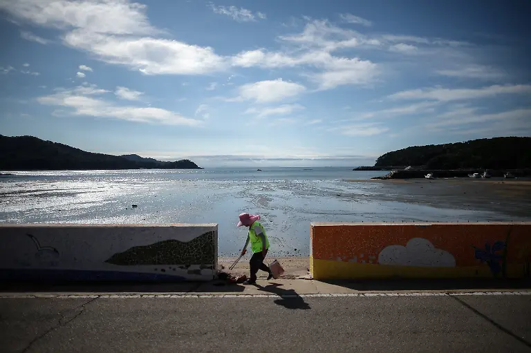 2023-12-12T230259Z-44085934-RC2083AUCZSR-RTRMADP-3-SOUTHKOREA-AGEING-BASEBALL