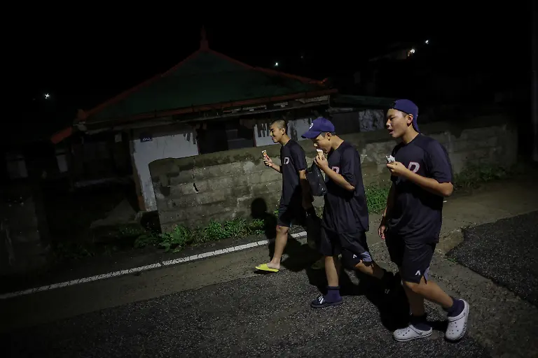 2023-12-12T230224Z-1502189479-RC2N73AYSF73-RTRMADP-3-SOUTHKOREA-AGEING-BASEBALL