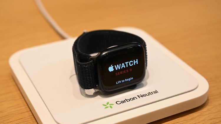 Ein Exemplar der neuen Apple Watch Series 9 in einem Geschäft im US-Bundesstaat Kalifornien.