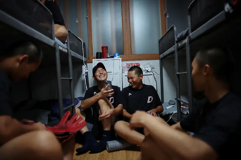 2023-12-12T230223Z-690111386-RC2N73APDPVC-RTRMADP-3-SOUTHKOREA-AGEING-BASEBALL