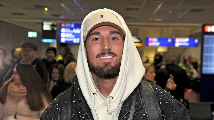 Mike Heiter möchte mit Zigaretten seine angespannten Dschungel-Nerven beruhigen.