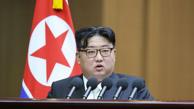 Kim spricht vor der Obersten Volksversammlung.