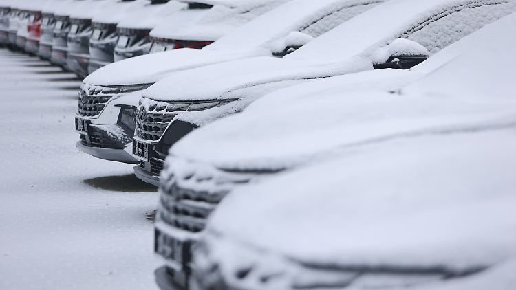 Beim Gang zum Autohändler setzen die Deutschen weiterhin mehrheitlich auf einen Diesel oder Benziner.