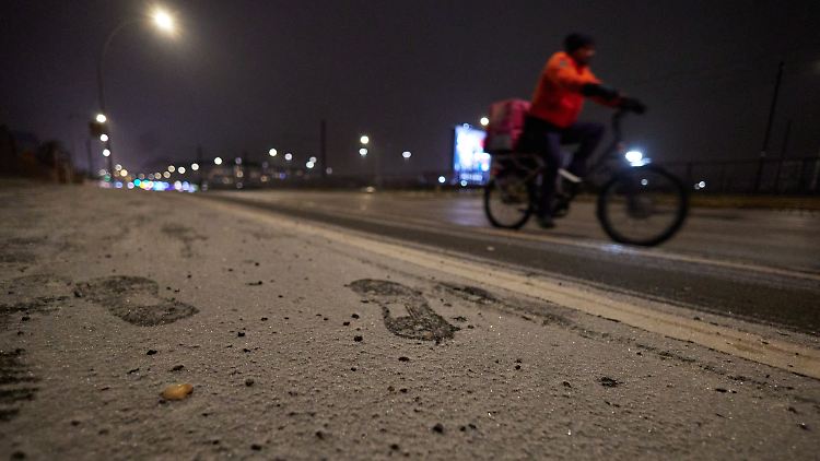 Nicht lustig für Fahrradfahrer: Schnee, der auf den Radwegen nur selten geräumt wird.