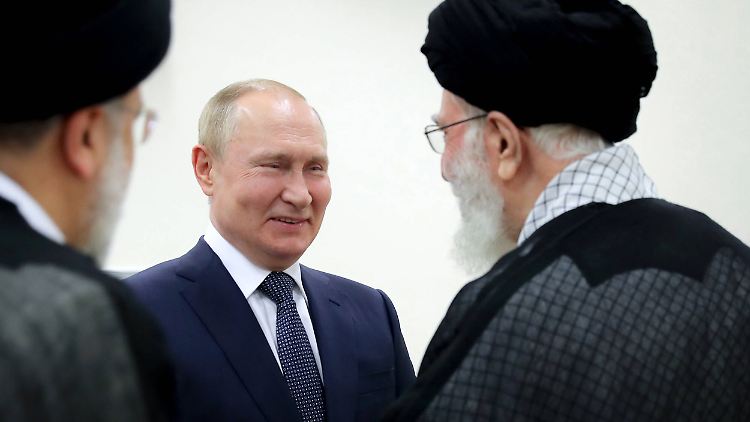 Wladimir Putin und Irans Staatsoberhaupt Ali Chamenei bei einer Zusammenkunft 2022.