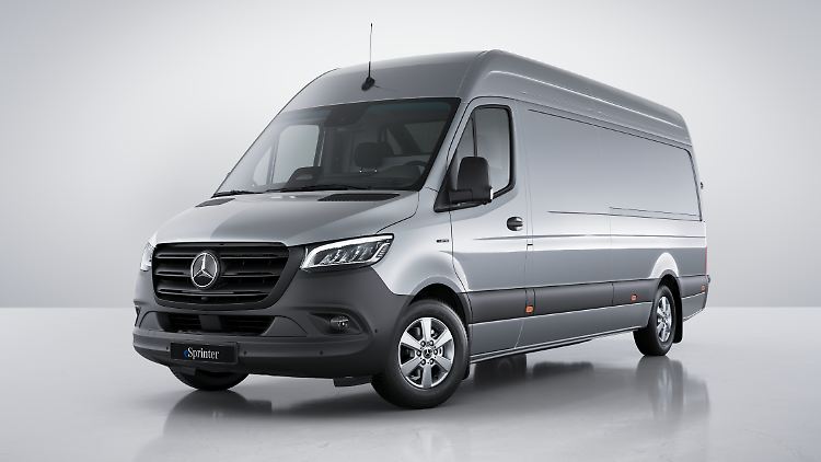 Laut Mercedes kommt man mit dem eSprinter im reinen Stadtverkehr über 500 Kilometer weit.