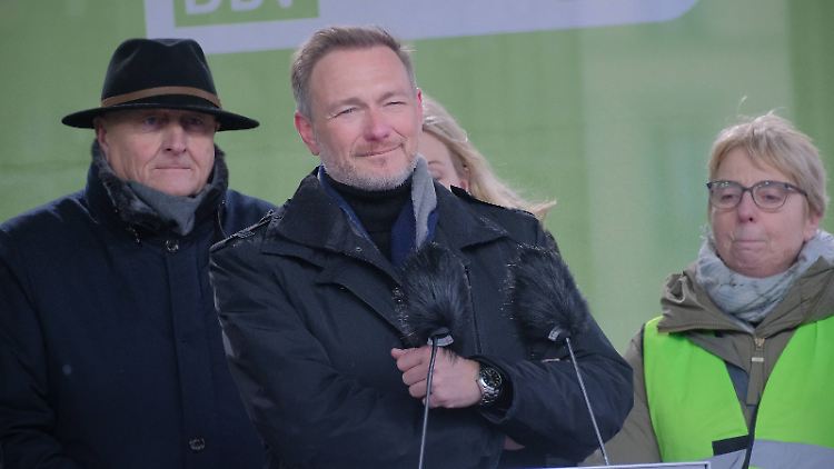 Weiß, wie man einen Stall ausmistet: Finanzminister Lindner versucht, an die Lebenswelt der Bauern anzuknüpfen.