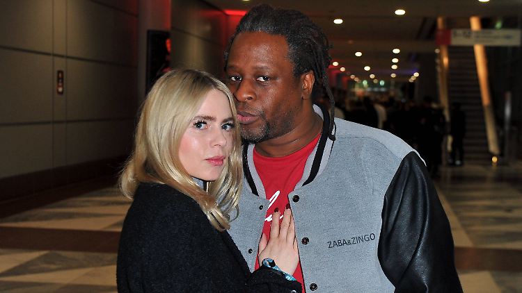 Werden Eltern: Mola Adebisi und Adelina Zilai.