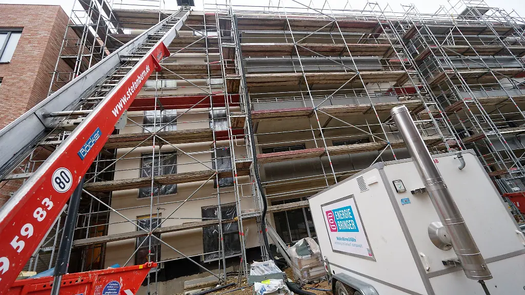 Ein-Baugeruest-steht-an-dem-Rohbau-des-Sophie-Scholl-Quartiers