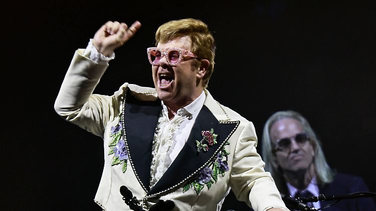 Hat jetzt von allen großen Entertainment-Awards mindestens ein Exemplar zu Hause: Elton John.