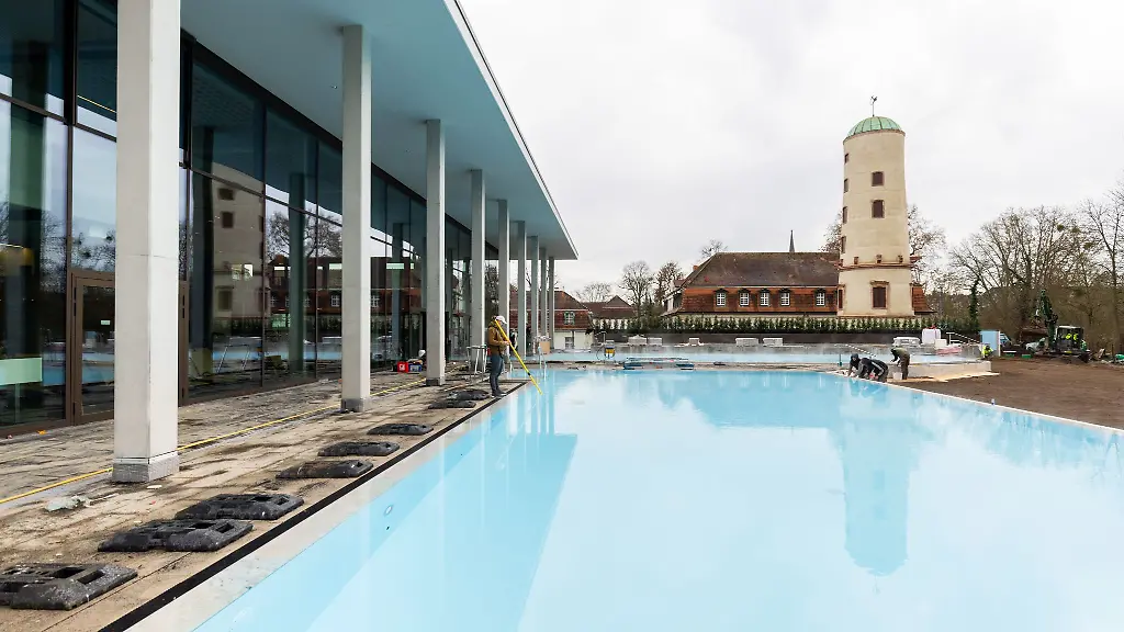Der-Aussenbereich-der-Sprudelhof-Therme