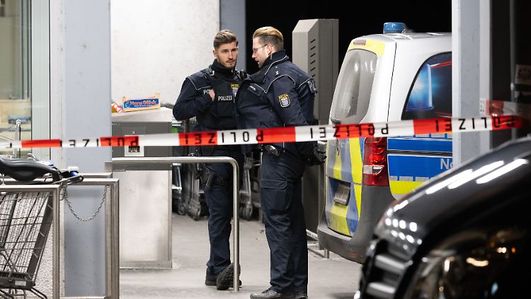 Die Polizei sperrte den Tatort und sicherte Beweise.
