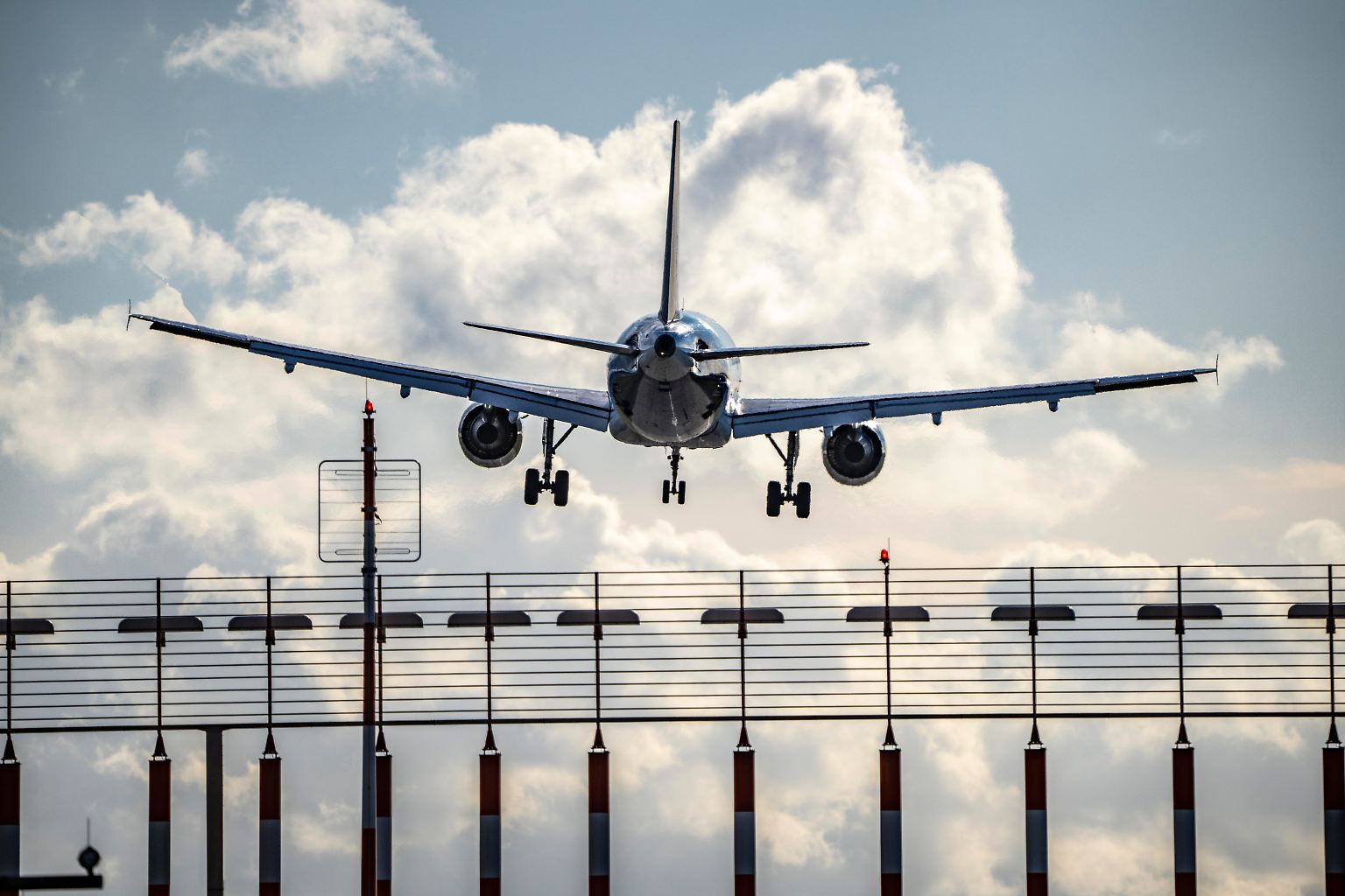 Wo sind Flugreisende am sichersten? Dieser Frage sind die Experten von AirlineRatings.com auch im vergangenen Jahr wieder nachgegangen. Anhand verschiedener Kriterien hat die Website die Flugsicherheit von 385 Airlines ausgewertet.