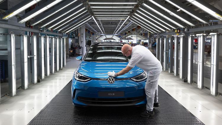 2023 wurden rund 70.600 reine VW-Stromer neu zugelassen, wie das Kraftfahrt-Bundesamt (KBA) mitteilte. 