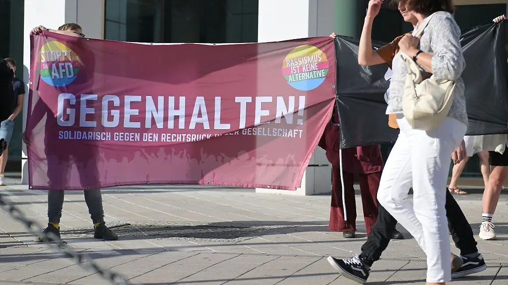 Anhaenger-linker-Gruppierungen-protestieren-gegen-eine-Demo-rechter-Gruppierungen-in-Magdeburg