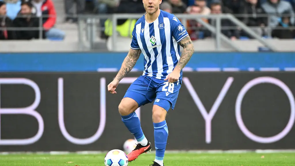 Der-Karlsruher-Marcel-Franke-im-Stadion