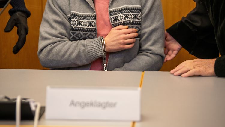 Das Gericht sah es als erwiesen an, dass der Mann eine Flasche Benzin an der Außenwand der Synagoge ausgoss und entzündete.