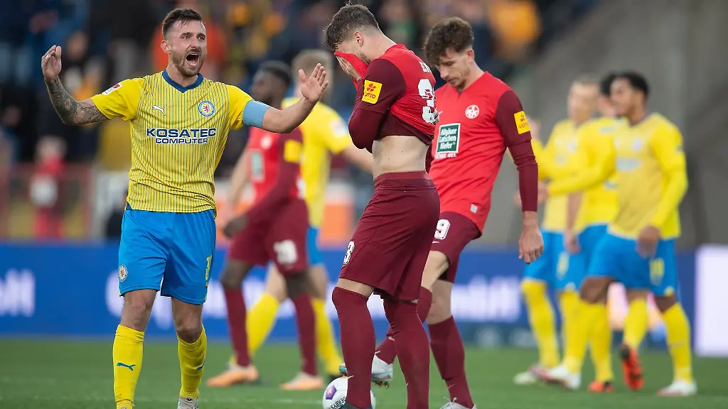 Braunschweigs-Robin-Krausse-l-jubelt-Kaiserslauterns-Jan-Elvedi-wischt-sich-nach-dem-Schlusspfiff-mit-dem-Shirt-ueber-das-Gesicht