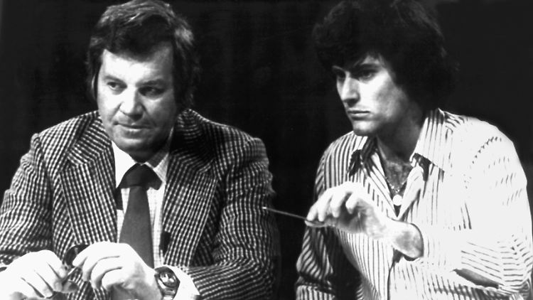 Da staunte auch der damalige "Drei mal Neun"-Moderator Wim Thoelke nicht schlecht: Uri Geller schien Löffel nur mit seinem Wille zu verbiegen.