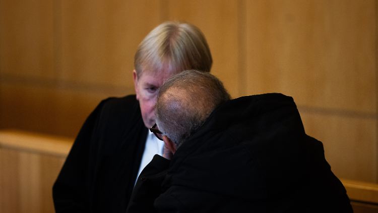 Einer der beiden Angeklagten (r) spricht mit seinem Anwalt. Sechs Wochen nach Beginn des Prozesses hat das Landgericht geurteilt.