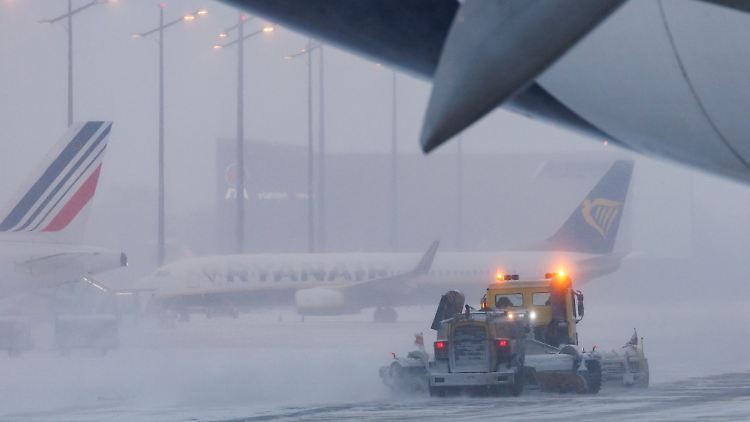 Passagiere haben ein Recht auf Erstattung oder Ersatzbeförderung, wenn ein Flug aufgrund eines heftigen Wintereinbruchs ausfällt.