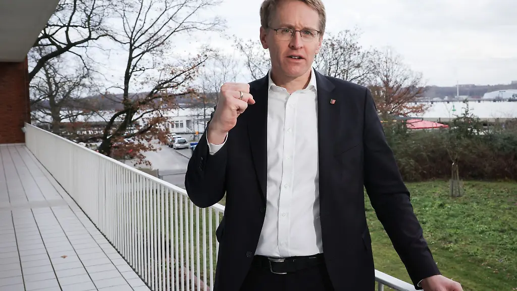 Daniel-Guenther-CDU-Ministerpraesident-von-Schleswig-Holstein-steht-bei-einem-Fototermin-auf-dem-Balkon-seines-Bueros-in-der-Staatskanzlei