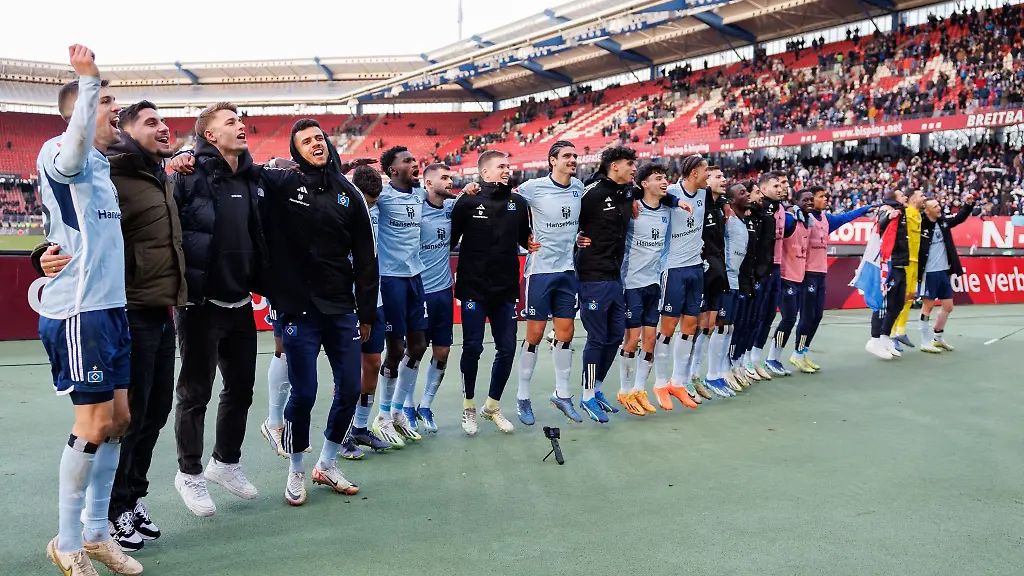 Die-Spieler-vom-HSV-jubeln-ueber-ihren-Sieg-vor-der-Fankurve