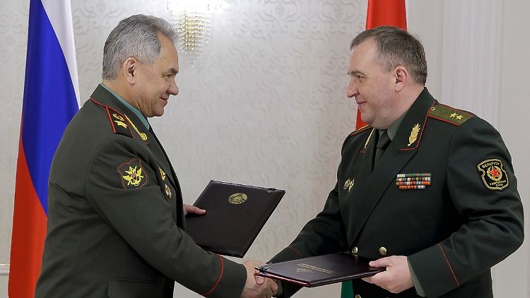 Sicherheitspolitischer Händedruck: Der belarussische Verteidigungsminister Chrenin (r) empfing im Mai seinen russischen Amtskollegen Schoigu in Minsk.  