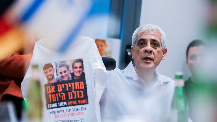 Stein des Anstoßes: In der israelischen Botschaft in Berlin zeigt Yehiel Yehoud, Vater der Geisel Dolev Yehoud, ein T-Shirt mit den Fotos seiner Angehörigen. 