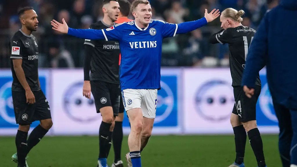 Schalkes-Derry-John-Murkin-verlaesst-nach-seiner-Gelb-Roten-Karte-den-Platz