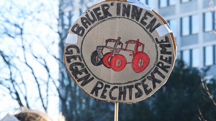 Einige Landwirte setzten bei ihrem Protest ein klares Zeichen gegen Rechtsextreme.