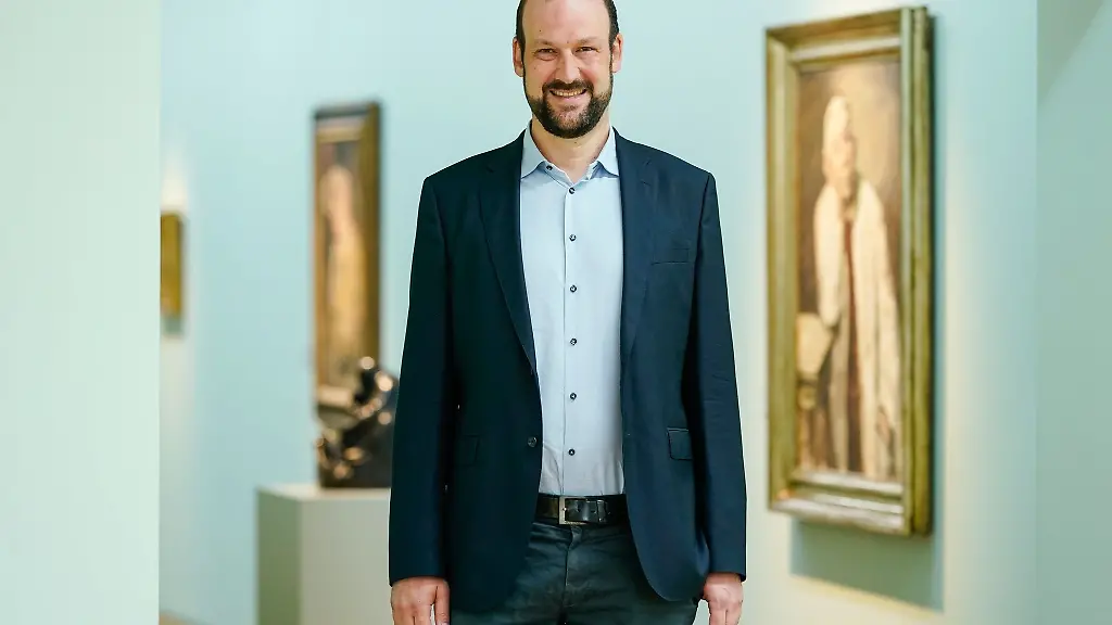 Steffen-Egle-Leiter-des-Museums-Pfalzgalerie-Kaiserslautern-steht-in-einem-Ausstellungsraum-des-Museums