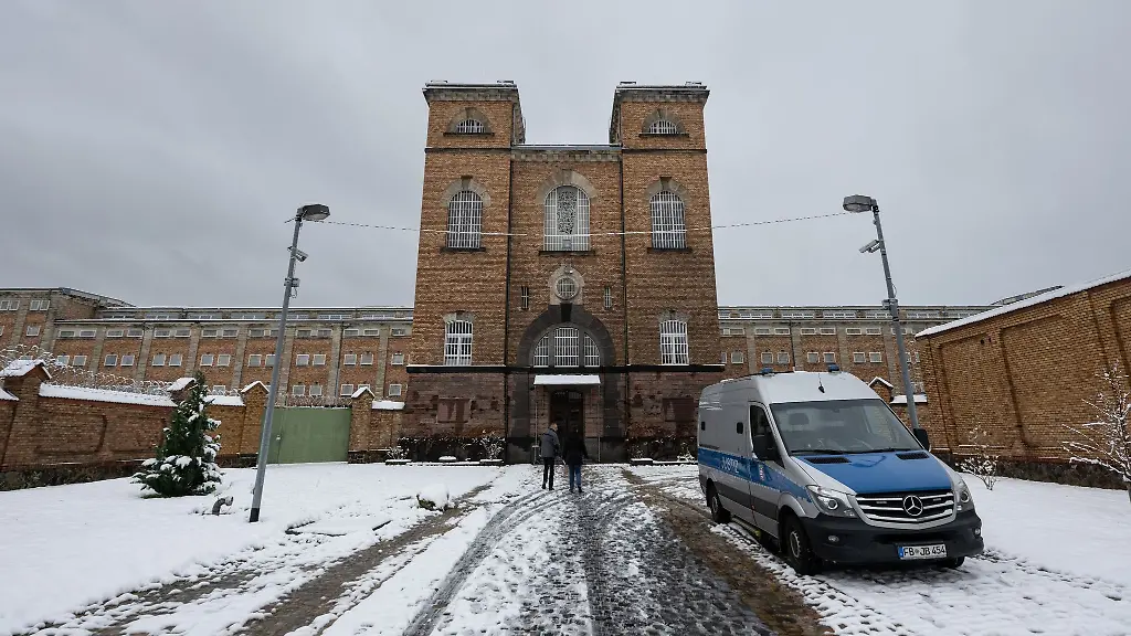 Ein-Gefangenentransporter-steht-im-Innenhof-der-JVA-in-Butzbach