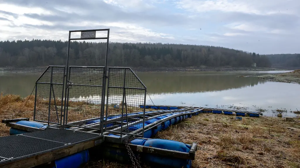 Eine-Bootsrampe-fuehrt-nur-aufs-Trockene