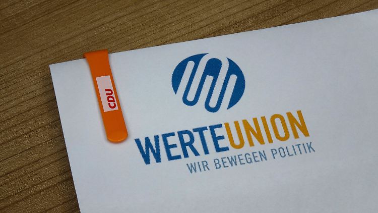 Die Werteunion ist ein Verein, der nach eigener Darstellung "loyal zu CDU und CSU steht" und Mitglieder beider Parteien in seinen Reihen hat. Der Vorsitzende Maaßen hatte kürzlich angekündigt, die Werteunion in eine eigene Partei umwandeln zu wollen. Die CDU versucht, Maaßen auszuschließen.