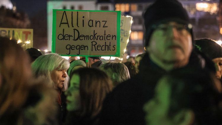 In Köln zeigten einige Zehntausend Menschen Flagge gegen Rechts. 