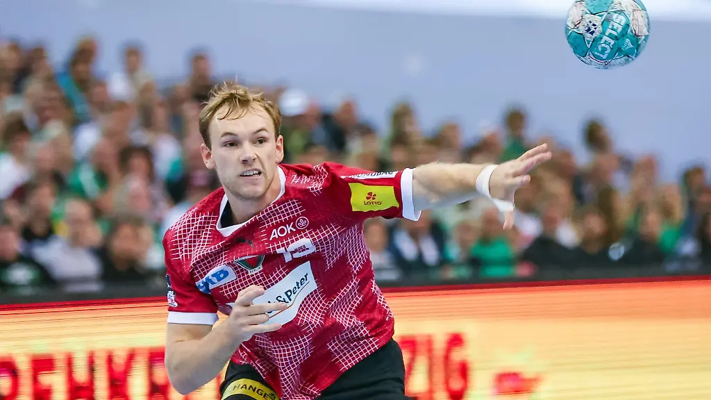 Berlins-Spieler-Mathias-Gidsel-wirft