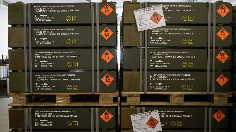 Kisten mit 120-Millimeter KE Panzermunition stehen in einer Halle bei Rheinmetall.