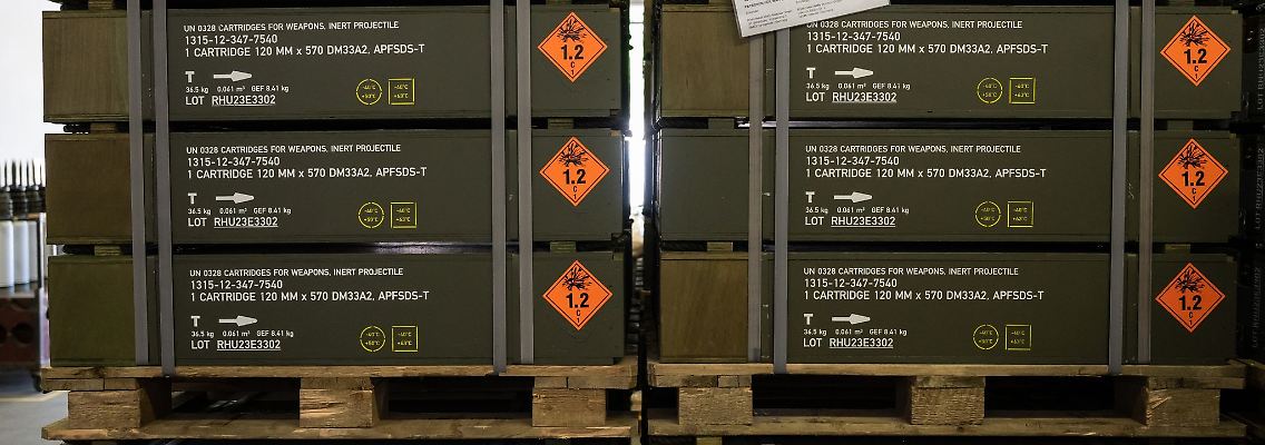 Kisten mit 120-Millimeter KE Panzermunition stehen in einer Halle bei Rheinmetall.