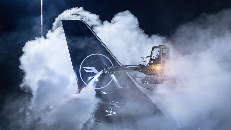 Das nasskalte Wetter stoppt Reisende am größten Flughafen Deutschlands.