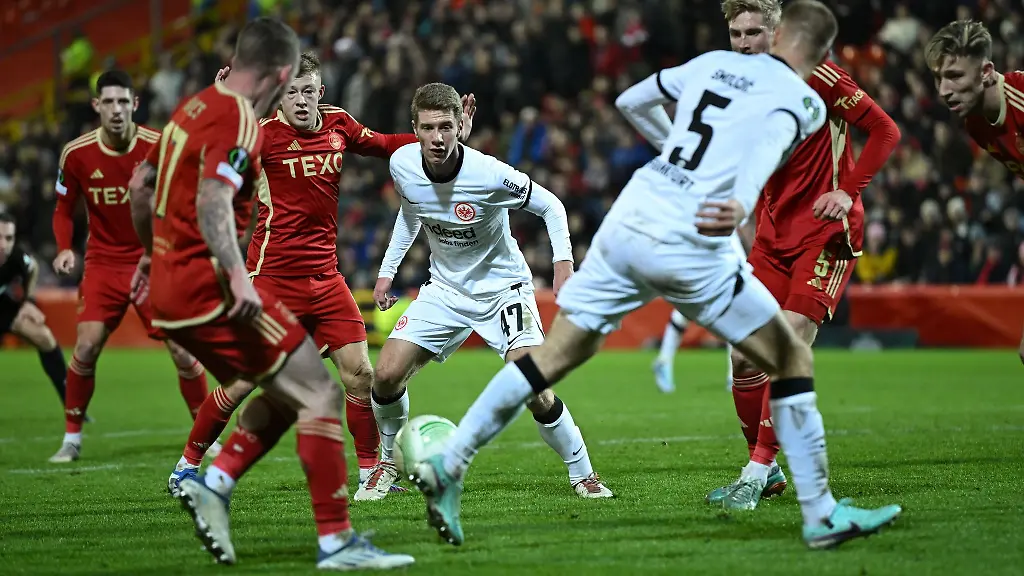 Frankfurts-Elias-Baum-M-versucht-im-Strafraum-an-den-Ball-zu-kommen