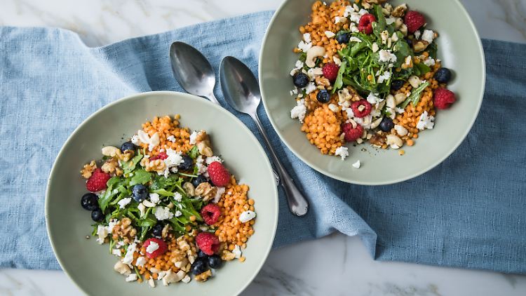 Ein Linsen-Salat aus roten Linsen, Feta, Walnüssen, Cashewnüssen, Himbeeren, Blaubeeren und Rucola. Unter gesunder Ernährung versteht die Regierung mehr pflanzenbasiertes Essen mit weniger Fleisch.