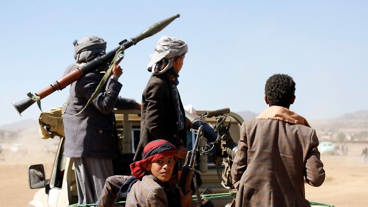 Huthi-Kämpfer sitzen auf der Ladefläche eines Fahrzeugs in Sanaa. Angesichts der Angriffe auf Schiffe im Roten Meer und Israel will Washington die Huthi auf der Terrorliste hochstufen.