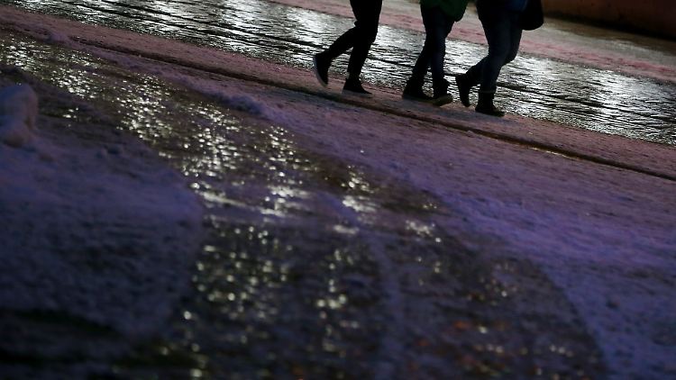 Wenn eine Eisschicht das Kopfsteinpflaster ziert, sind Stürze fast schon vorprogrammiert. In dem Fall ist vor allem eines wichtig: Abrollen.