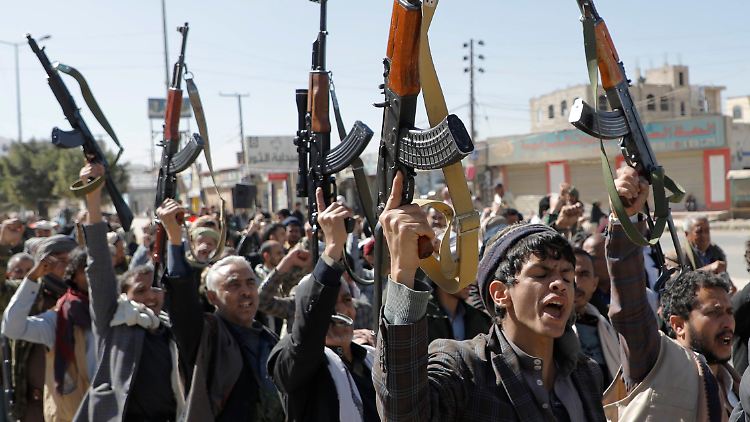 Für die USA nun auch offiziell Terroristen: Neue Rekruten der Huthi versammeln sich in Sanaa.